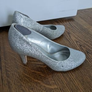 Call it spring size 5 silver pumps